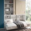 Cama abatible horizontal con armario superior en acabado madera clara y blanco, ideal para ahorrar espacio