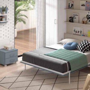 Cama abatible vertical de 135 abierta con armarios laterales y estanterías en dormitorio moderno