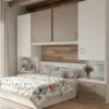 Dormitorio de matrimonio con armario puente moderno blanco y mesitas integradas para optimizar espacio