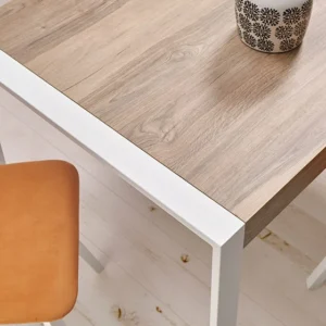 mesa de comedor extensible de madera con patas metálicas detalle