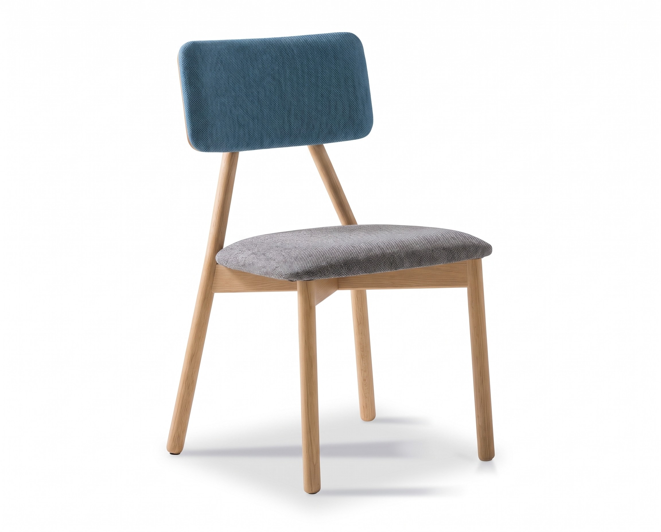 Silla Tada de Pemi con asiento tapizado y respaldo en chapa