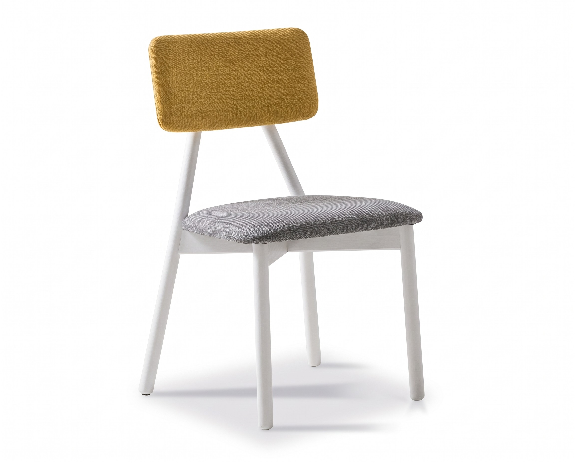 Detalle de silla Tada de Pemi con asiento tapizado