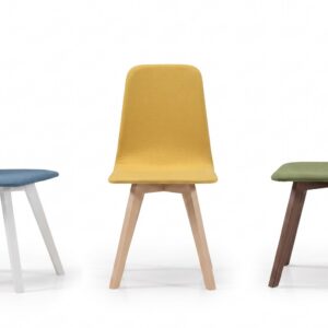 Silla Andana de Pemi con tapizado amarillo y patas de madera de haya