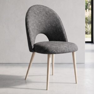 Silla Ryta tapizada en gris con respaldo curvo y patas claras