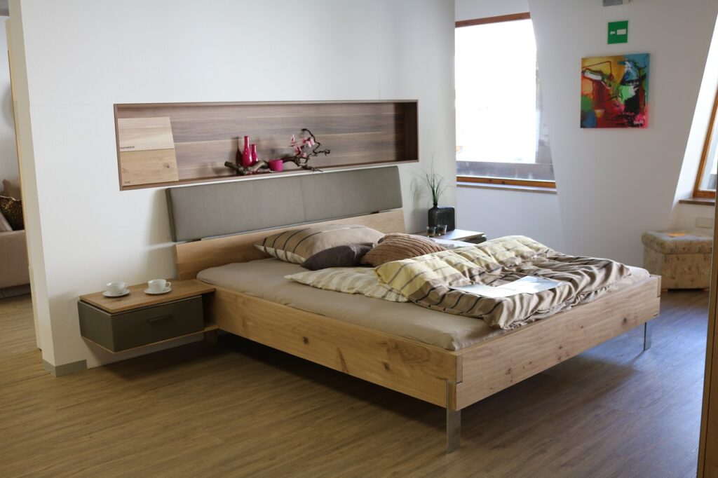 Habitación con cama y muebles de madera y decoración de temporada.