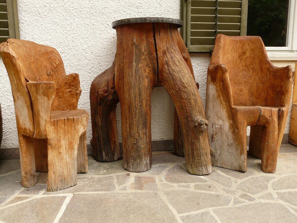 Muebles de madera maciza.