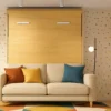 Cama abatible con sofá integrado en salón moderno, solución para espacios pequeños