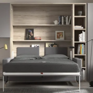 Dormitorio puente con cama abatible de matrimonio abierta con estantería y armarios laterales