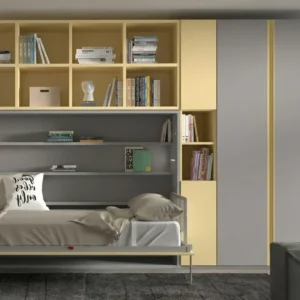 Cama abatible vertical de 140 abierta con librería superior y armarios integrados en dormitorio moderno