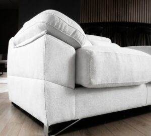 Detalle de brazo y asiento de sofá deslizante moderno con tapicería antimanchas