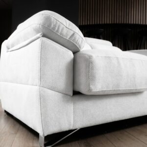 Detalle de brazo y asiento de sofá deslizante moderno con tapicería antimanchas
