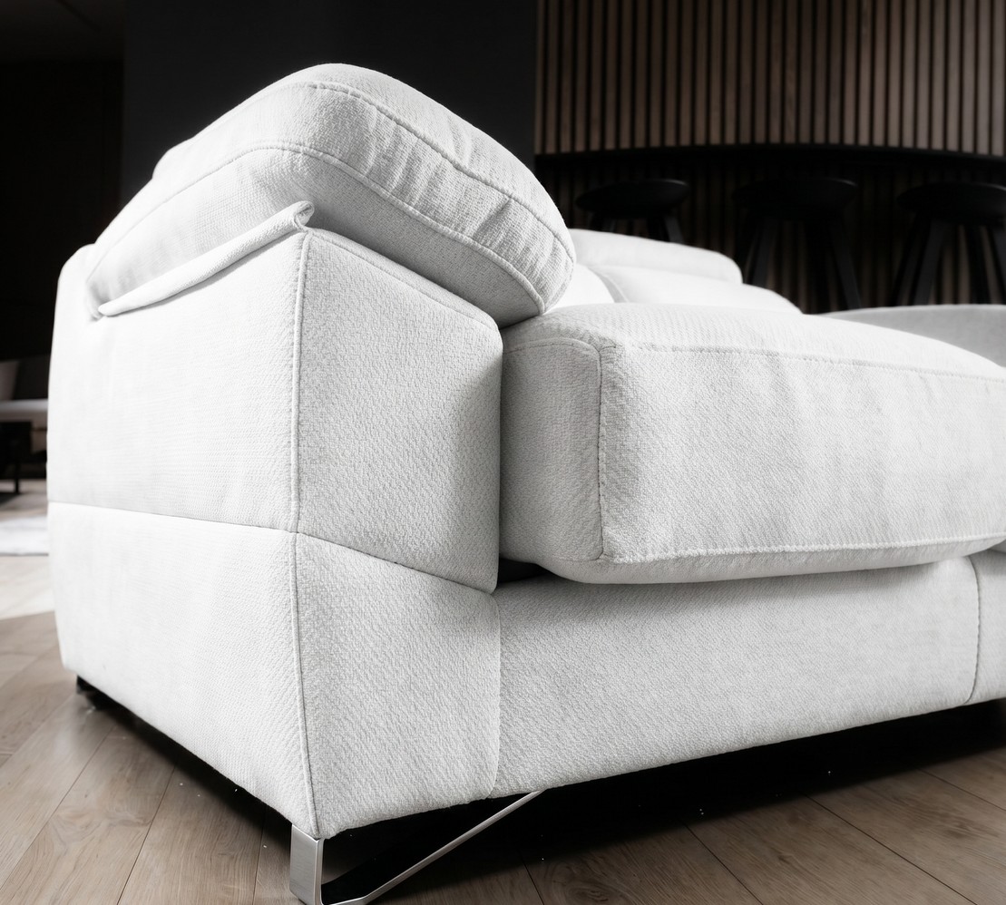 Detalle de brazo y asiento de sofá deslizante moderno con tapicería antimanchas