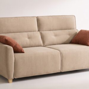 Sofá cama italiano Gio cerrado, tapizado beige y con dos cojines decorativos marrones