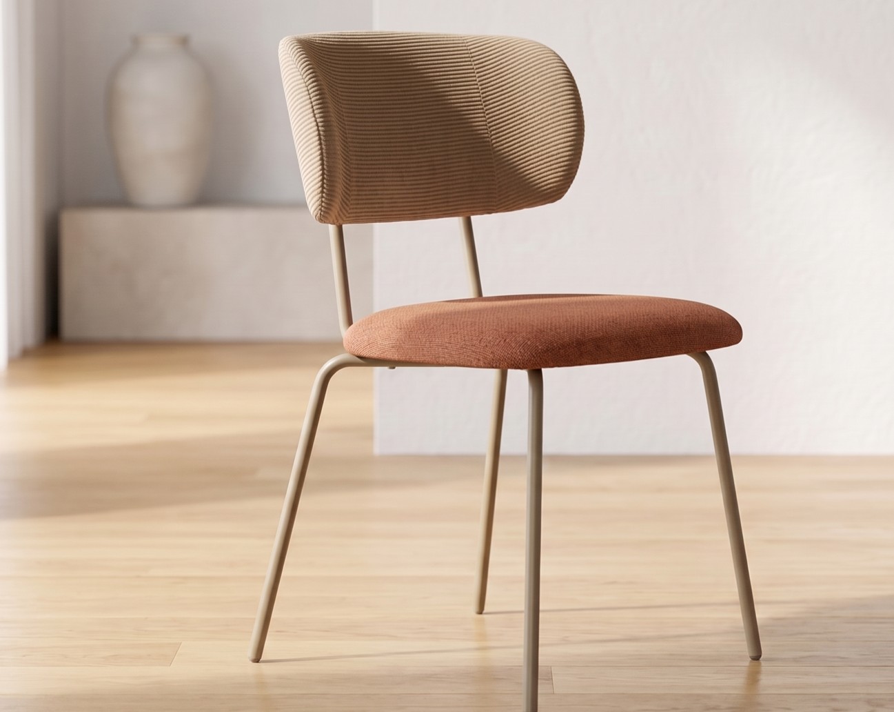 Silla Álamo tapizada en dos tonos con patas metálicas, vista lateral