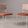 Silla de comedor Class Pemi con asiento teja, respaldo tapizado claro y patas metálicas