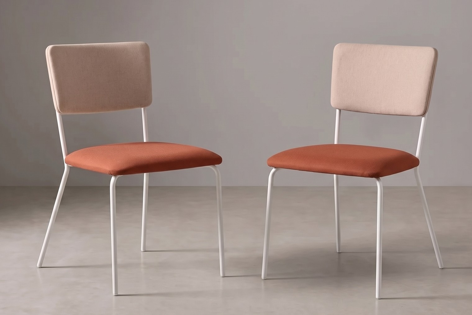 Silla de comedor Class Pemi con asiento teja, respaldo tapizado claro y patas metálicas
