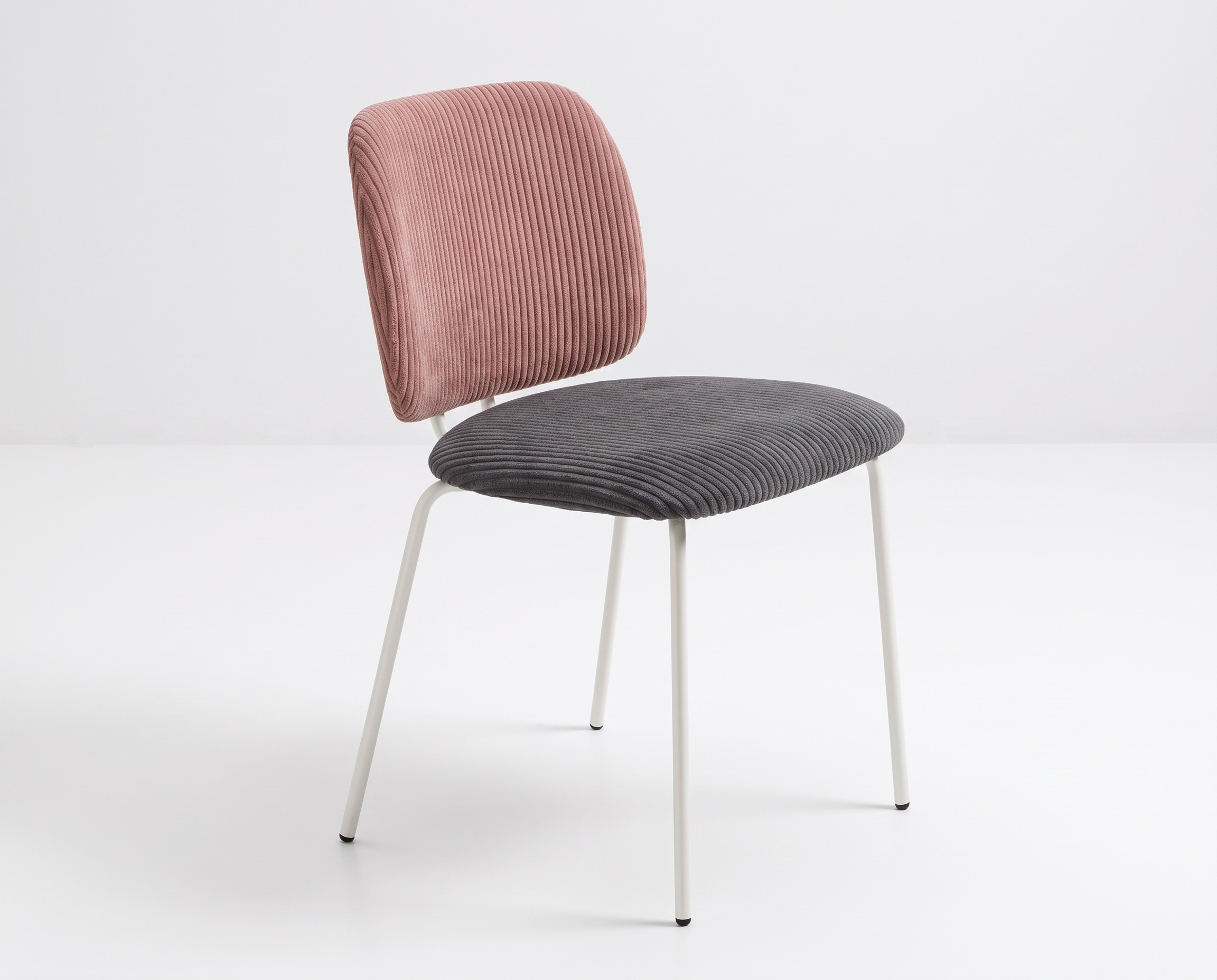 Silla de comedor Lora con respaldo rosa, asiento gris y patas metálicas claras