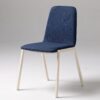 Silla de comedor Marni tapizada en azul con patas metálicas claras