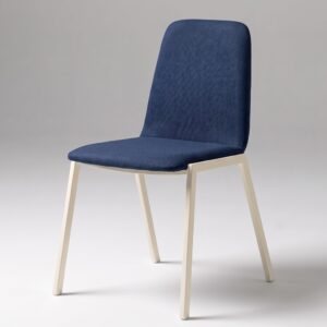 Silla de comedor Marni tapizada en azul con patas metálicas claras