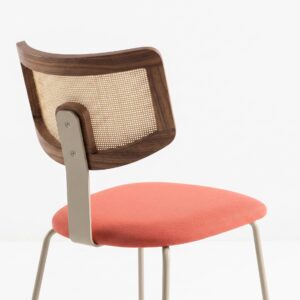 Detalle de silla Poma con asiento coral y respaldo de rejilla
