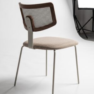 Silla Poma beige con estructura clara y respaldo de rejilla