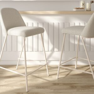 Taburetes Vancouver con tapizado nácar y patas marfil en una cocina luminosa