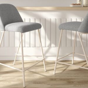 Taburetes Vancouver tapizados en gris con patas marfil junto a una isla de cocina