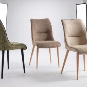 Silla de comedor Bea en tapizados verde y beige con respaldo alto y patas negras o símil roble