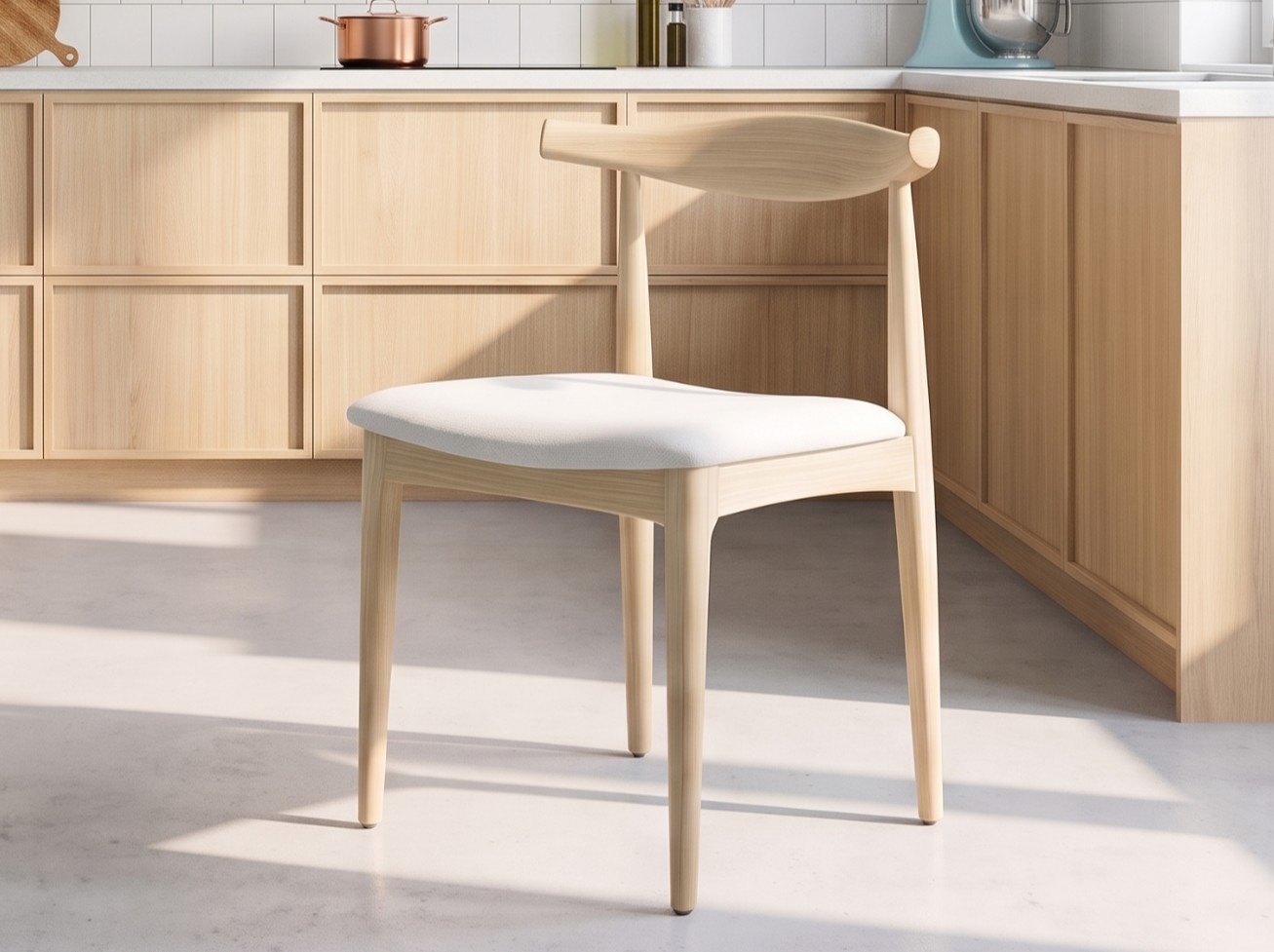 Silla de comedor de madera maciza modelo 75 con asiento tapizado