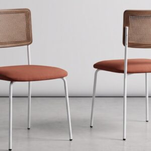 Silla de comedor Vera con respaldo de ratán, asiento teja y patas blancas, vistas delantera y trasera