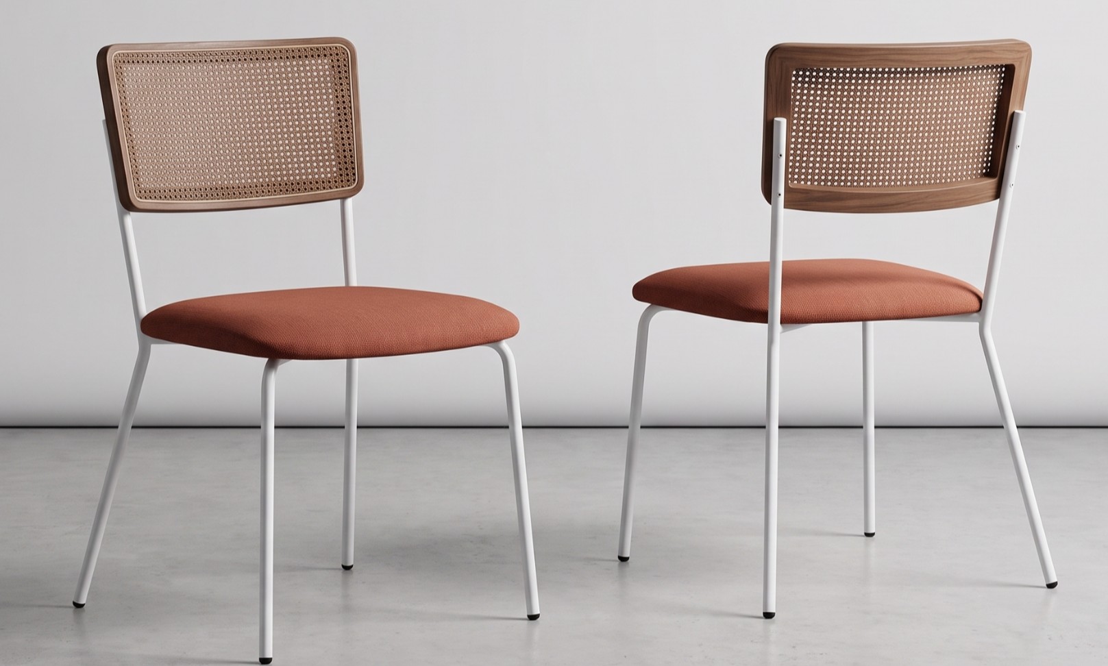 Silla de comedor Vera con respaldo de ratán, asiento teja y patas blancas, vistas delantera y trasera