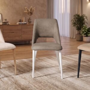Sillas de comedor Frida en tonos beige y gris con abertura en el respaldo y patas en distintos acabados