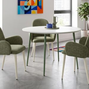 Sillas de comedor Panda con y sin brazos en un comedor